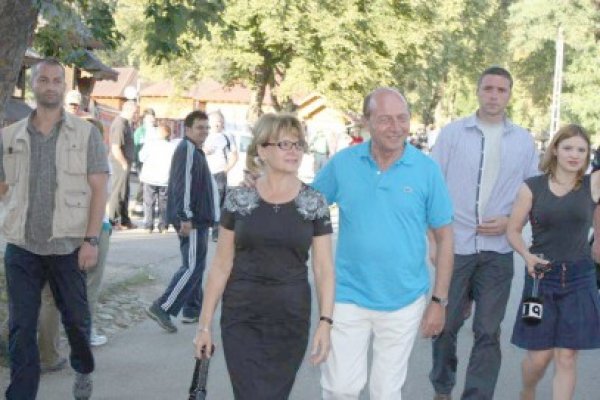 Traian Băsescu a sărbătorit cu foştii săi colegi 36 de ani de la absolvirea Institutului de Marină